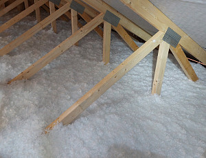 Zateplení dřevostavby se sedlovou střechou foukanou izolací